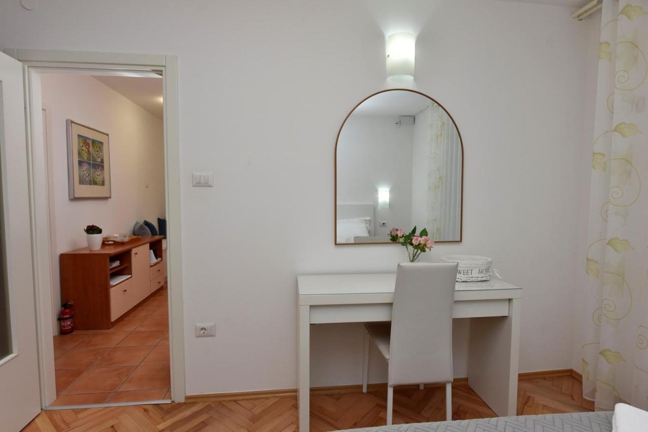Apartments Lavizatic Porec Esterno foto